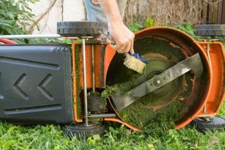 6 chyb při sekání, kterými ničíte trávník i stroj samotný: Nebýt jich, sekačka by vám vydržela i 20 let bez závady. Tu třetí dělá úplně každý